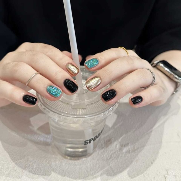 Beautiful Press-on Nails for women - Picture 1 of 4